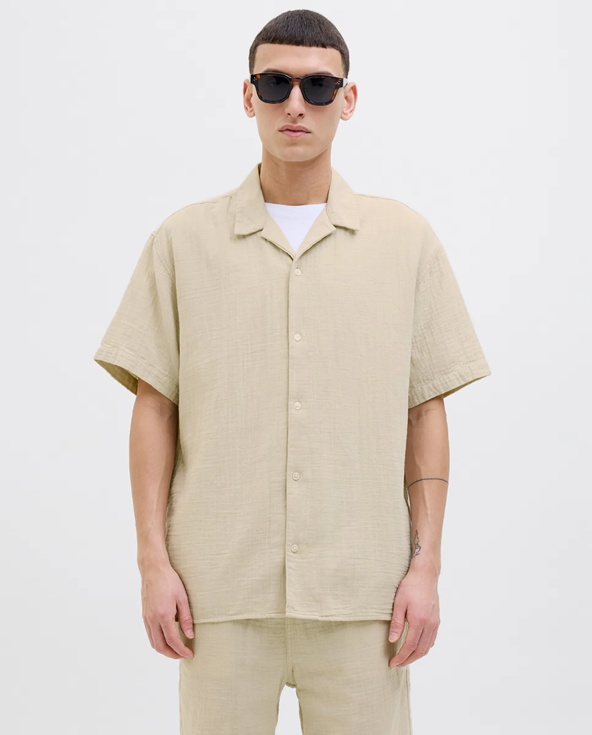 

Мужская рубашка с коротким рукавом свободного кроя Jack & Jones, цвет Crudo