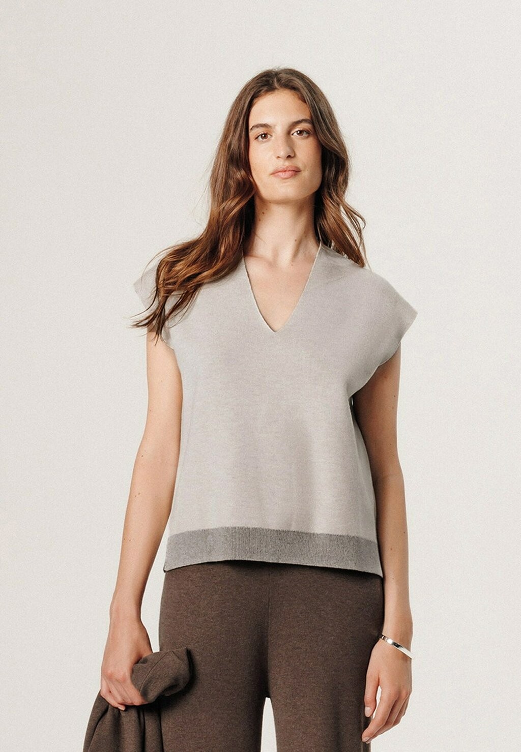 

Базовая футболка SHORT SLEEVED V NECK Rodier, цвет Mottled Beige