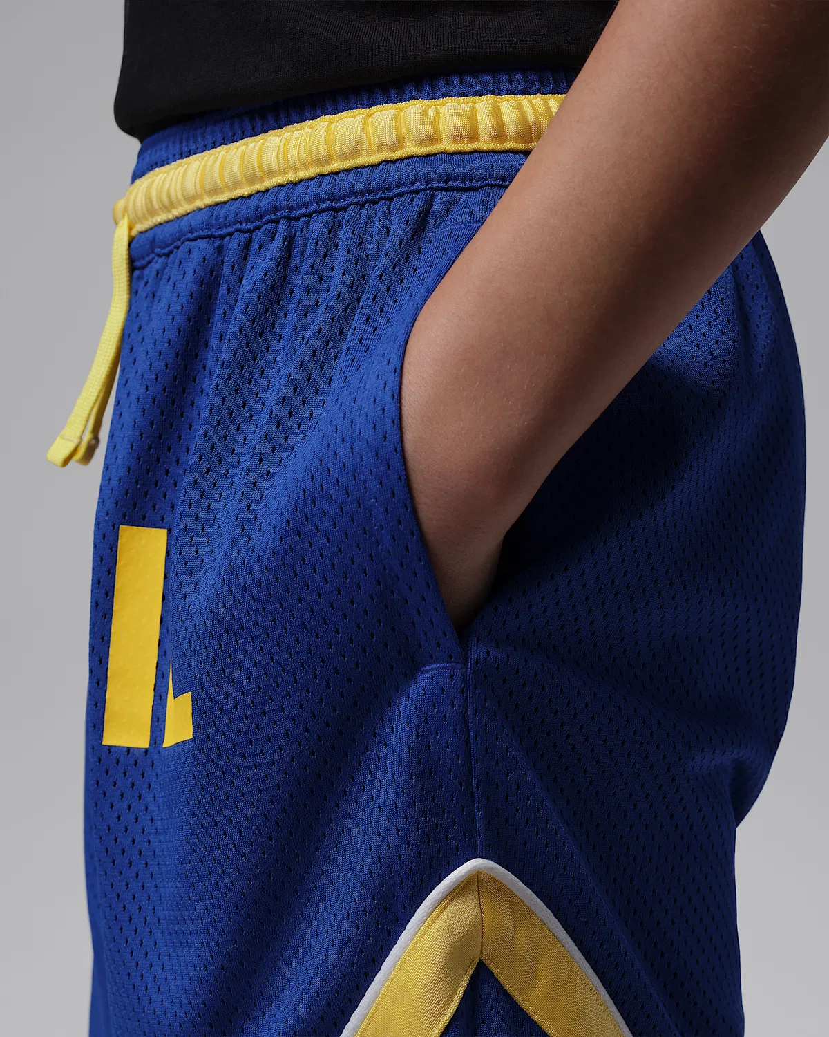 Детские шорты Jordan Essentials Dri-FIT P6 Mesh Diamond, Blue/Yellow/Yellow — фото 4