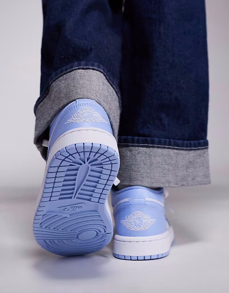 Кроссовки Nike Air Jordan 1 Low синего и белого цветов — фото 4