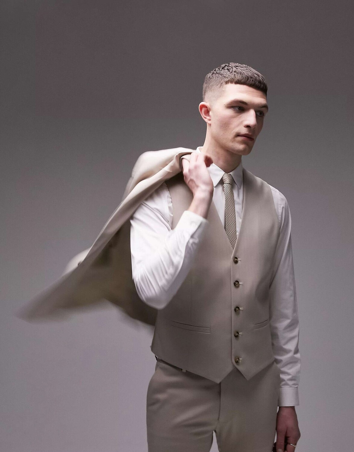 

Супероблегающий жилет Topman с узором "елочка" и камнем
