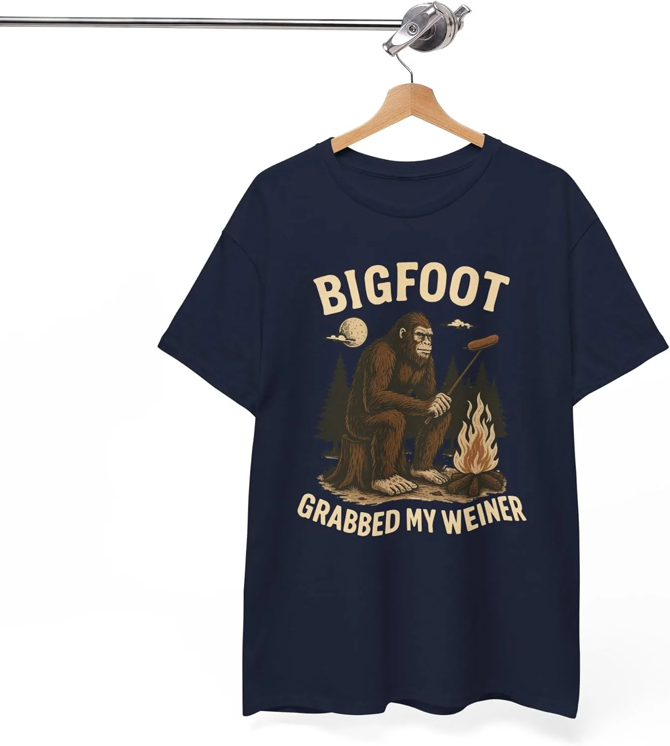 Футболка с принтом "Bigfoot Grabbed My Weiner" и с изображением сасквоча у костра, посвященная национальным лесам и кемпингу в Аппалачах GENERIC, темно-синий — фото 2
