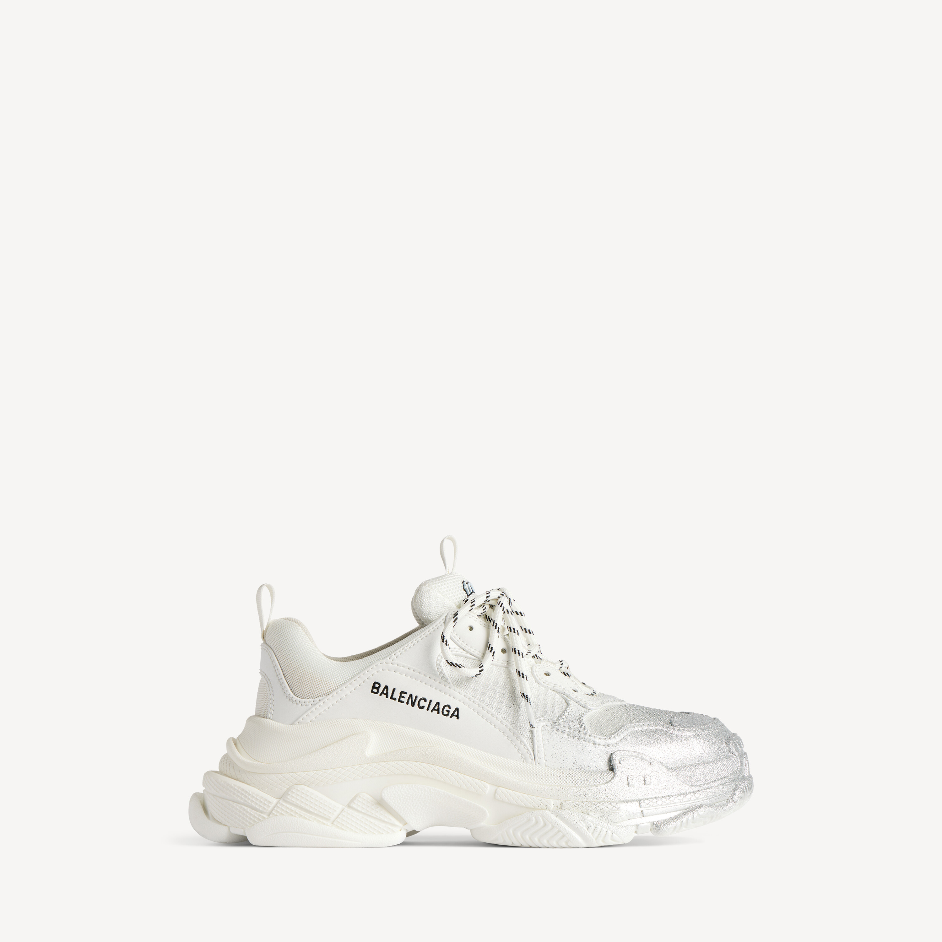 Женские кроссовки triple s с блестящим напылением в белом/серебристом цвете BALENCIAGA, серебристый/белый