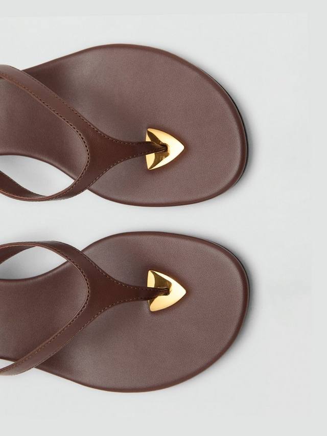 Сандалии Siena на низком каблуке с ремешком между пальцев Mango, Dark Brown — фото 4
