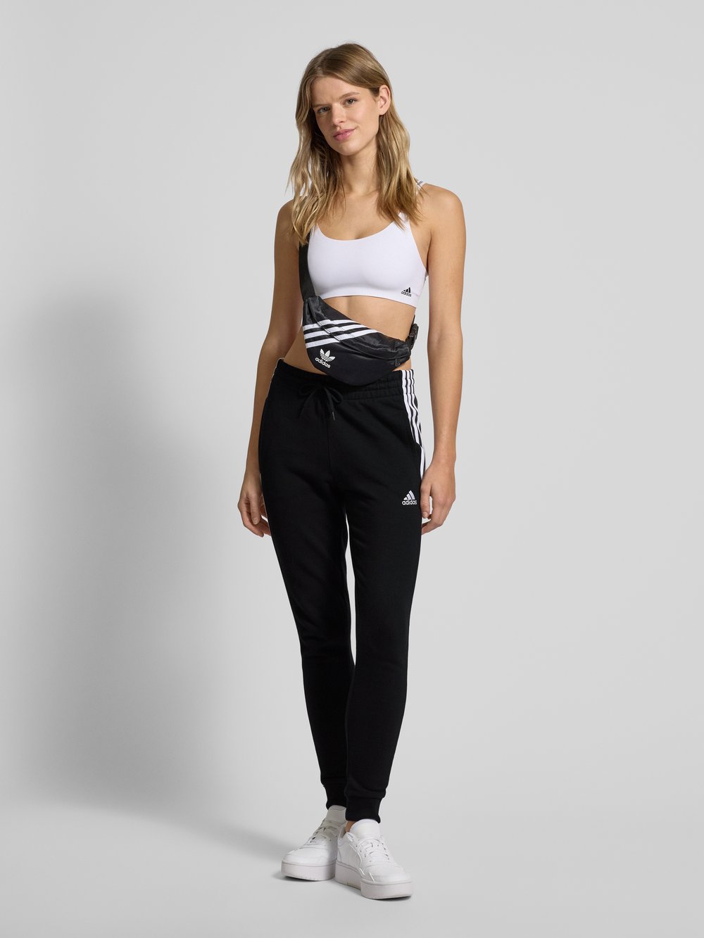 

Спортивные брюки прямого кроя с этикетками ADIDAS SPORTSWEAR, черный