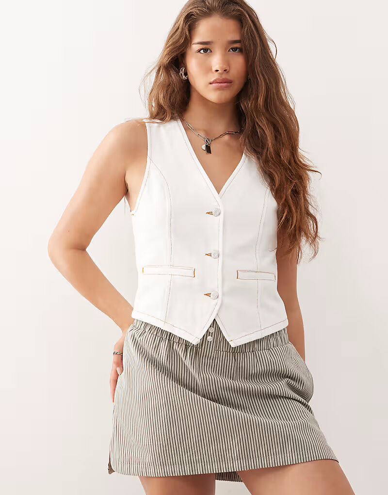 

Жилет из денима цвета кремовый с контрастной табачной строчкой Reclaimed Vintage