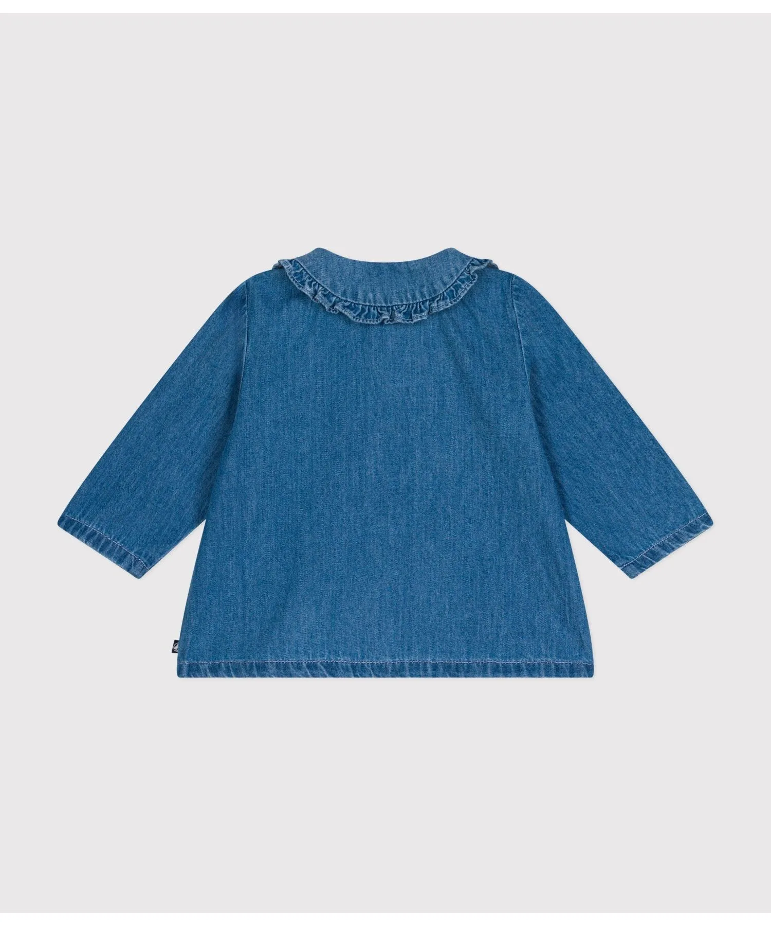 Детская джинсовая блузка с длинным рукавом и рюшами PETIT BATEAU синяя — фото 2