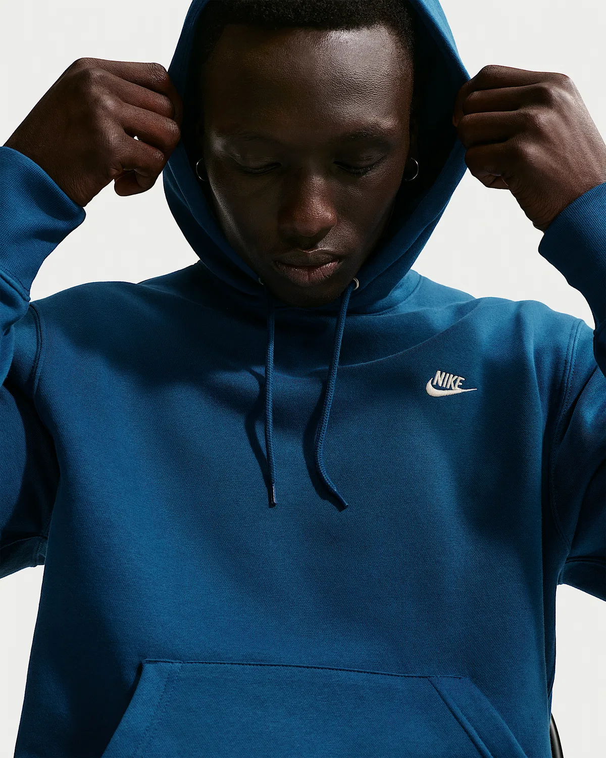 Мужская флисовая худи-пуловер Nike Club, Court Blue/Court Blue/Light Khaki — фото 3