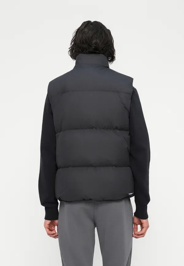 Жилет стеганый Nike Sportswear Club Puffer Vest Waistcoat, черный/белый — фото 3