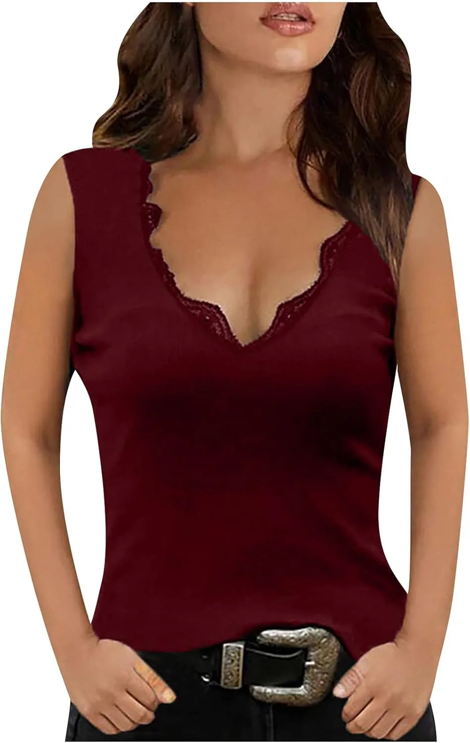 

Женский летний топ с глубоким V-вырезом и кружевной вставкой