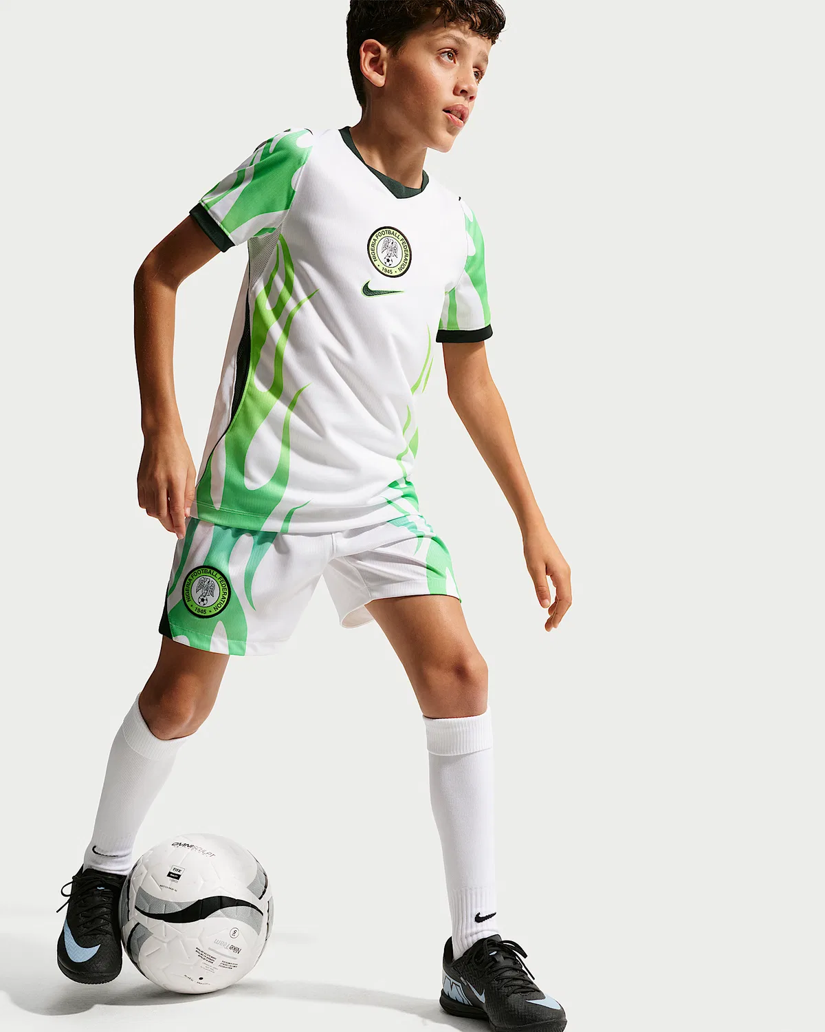 Большие детские шорты Nike Soccer Dri-FIT Replica Nigeria 2026 Stadium Away, White/Black — фото 4