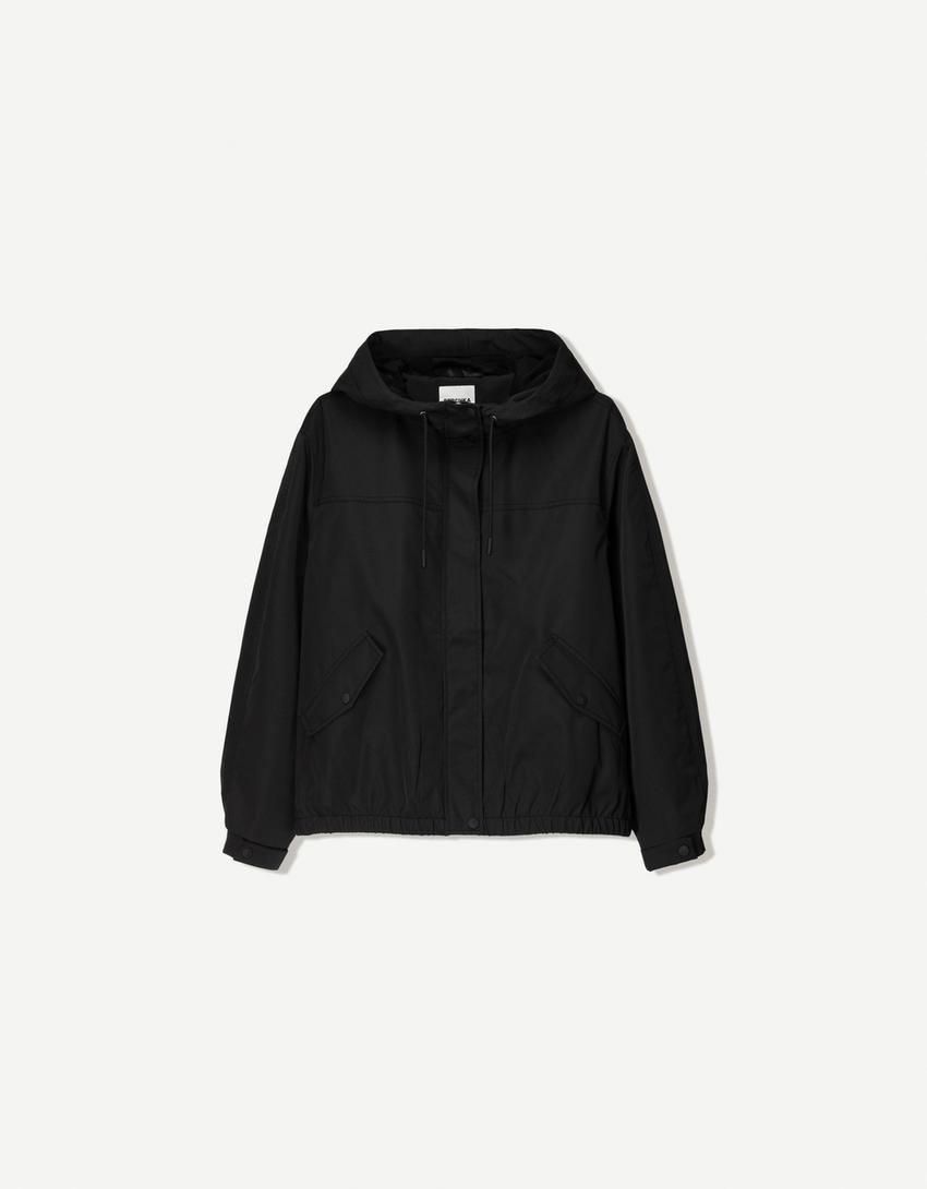 

Легкая техническая куртка с капюшоном Bershka, черный