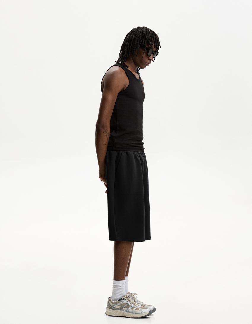 

Шорты-Бермуды oversize с эффектом неопрена Bershka, черный