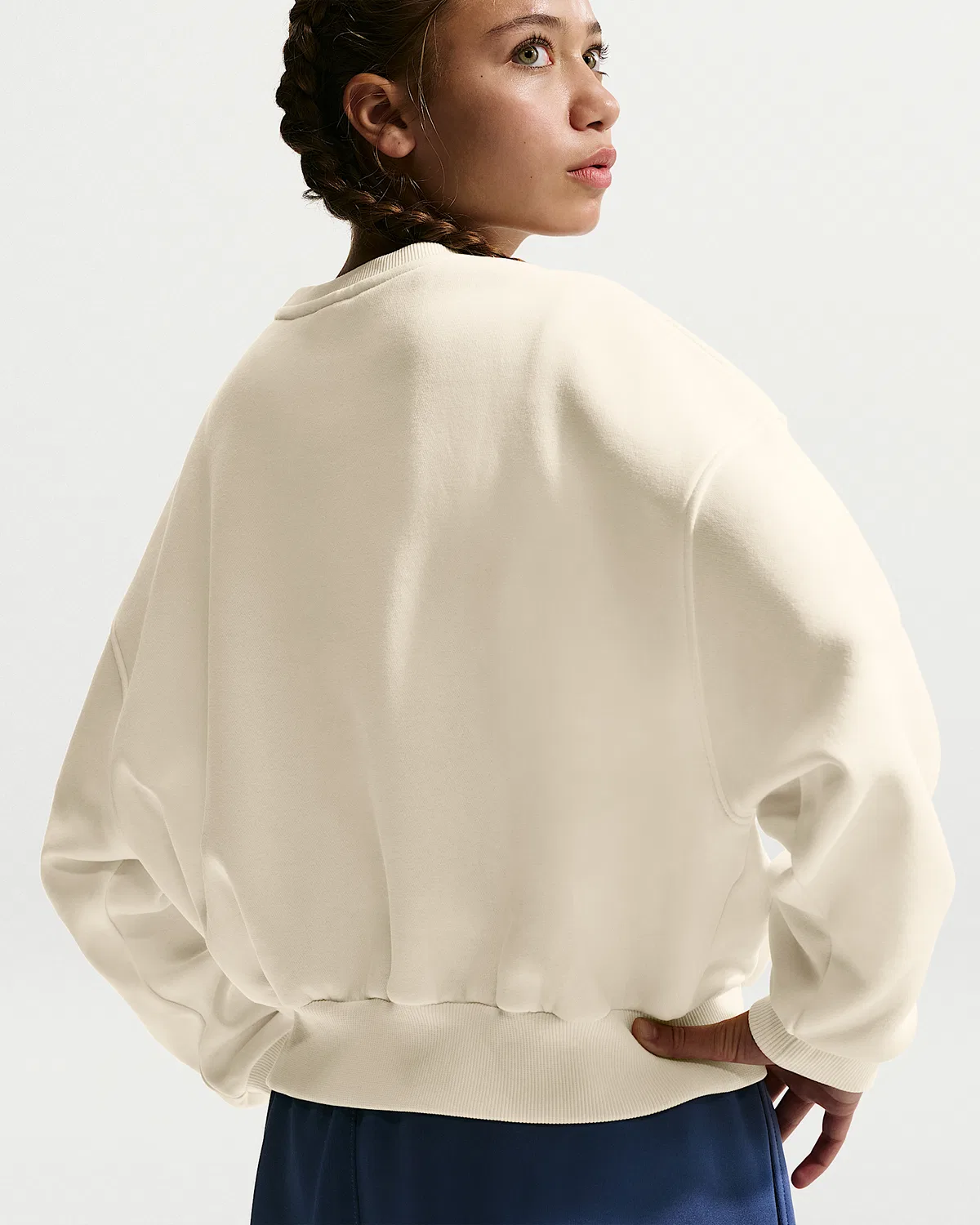 Детский (девочки) свободный свитшот с круглым вырезом Nike Sportswear Club Fleece, Soft Pearl — фото 2