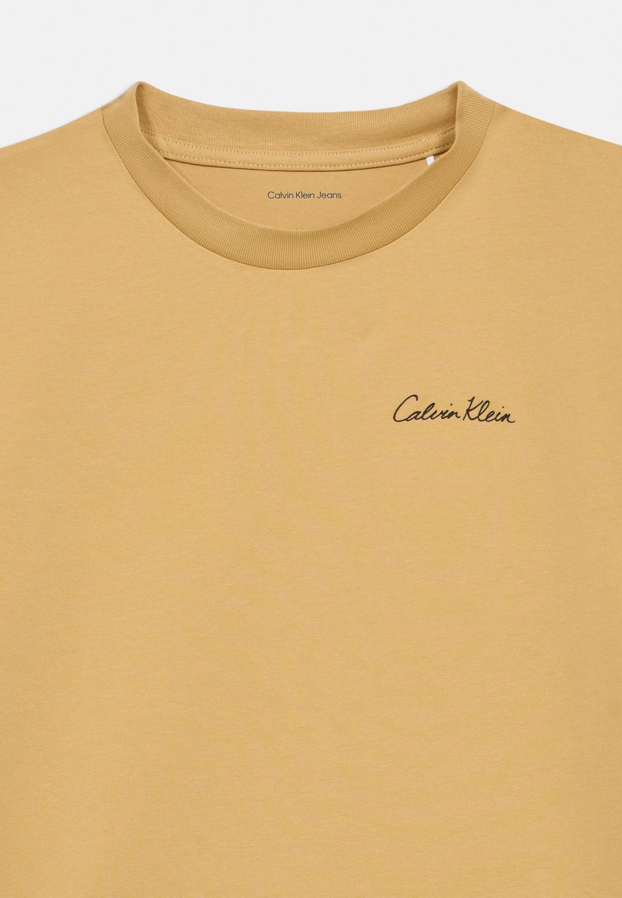 Футболка Calvin Klein Jeans POLAROID UNISEX, Sandy Beige/Beige — фото 3