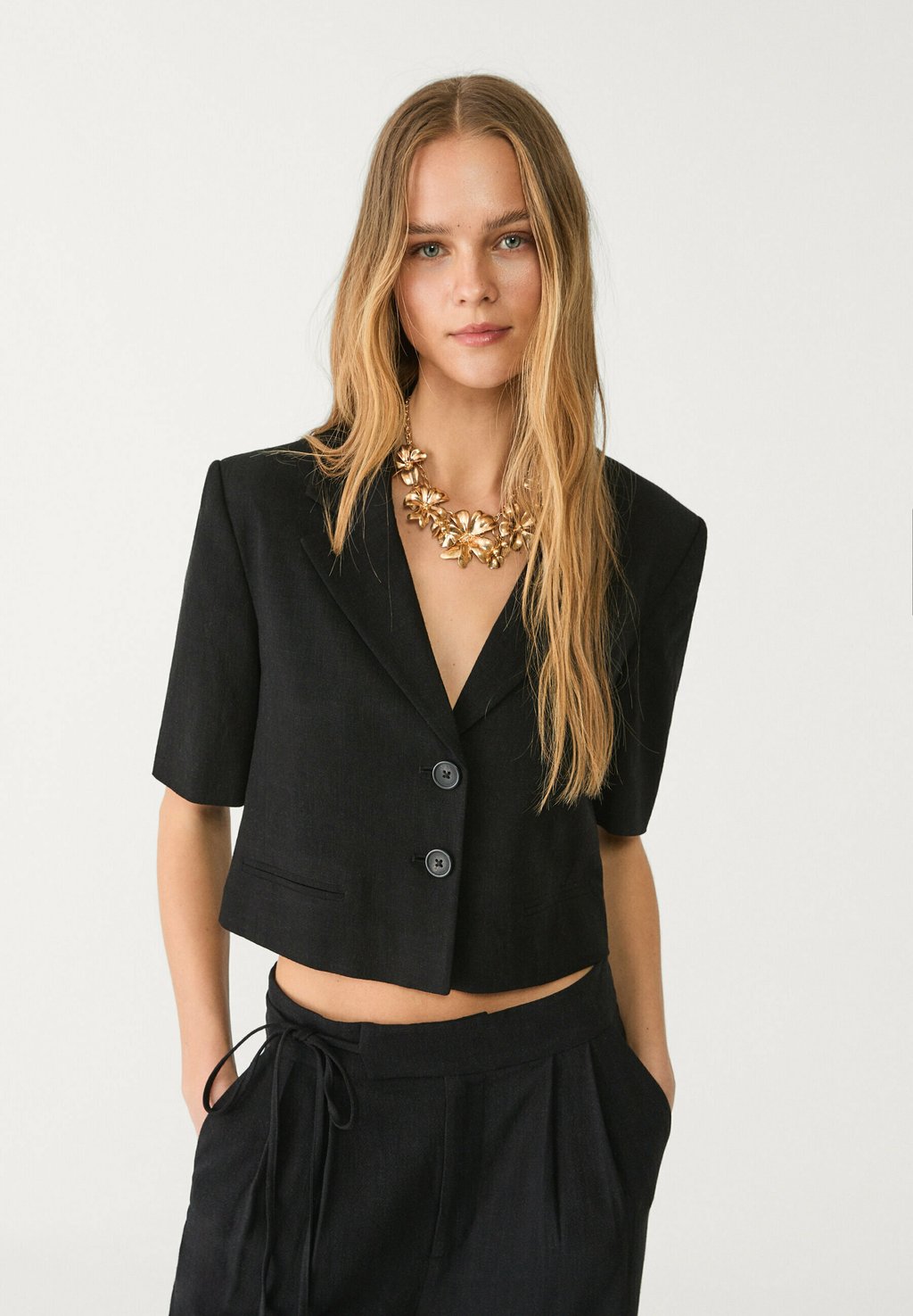 

Блейзер SHORT SLEEVE CROPPED Stradivarius, черный