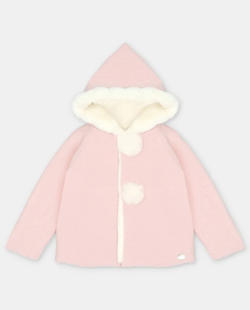 

Вязаное пальто для девочки с капюшоном и меховой подкладкой розового цвета Martín Aranda