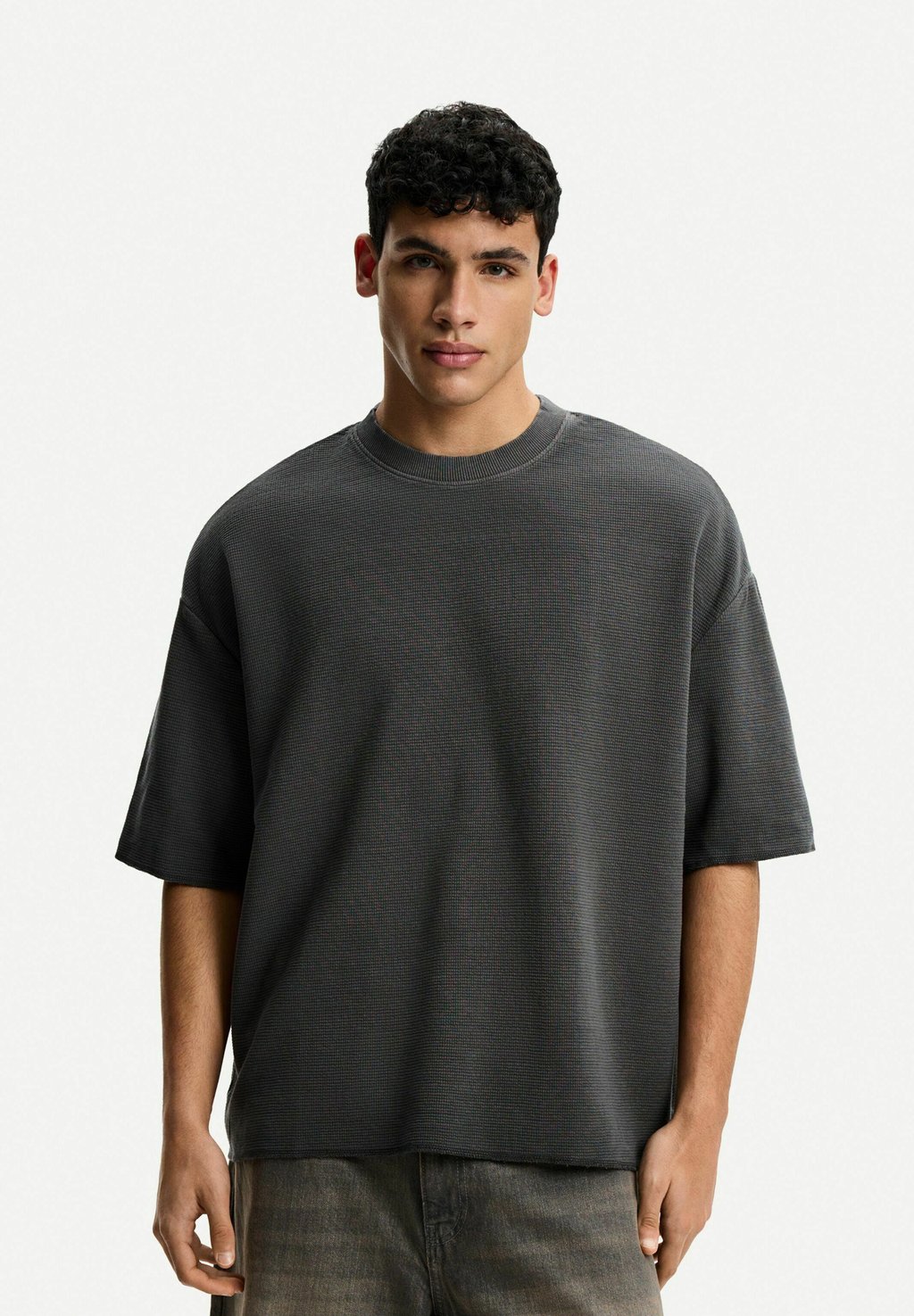 

Базовая футболка WAFFLE BOXY FIT Bershka, темно-серый