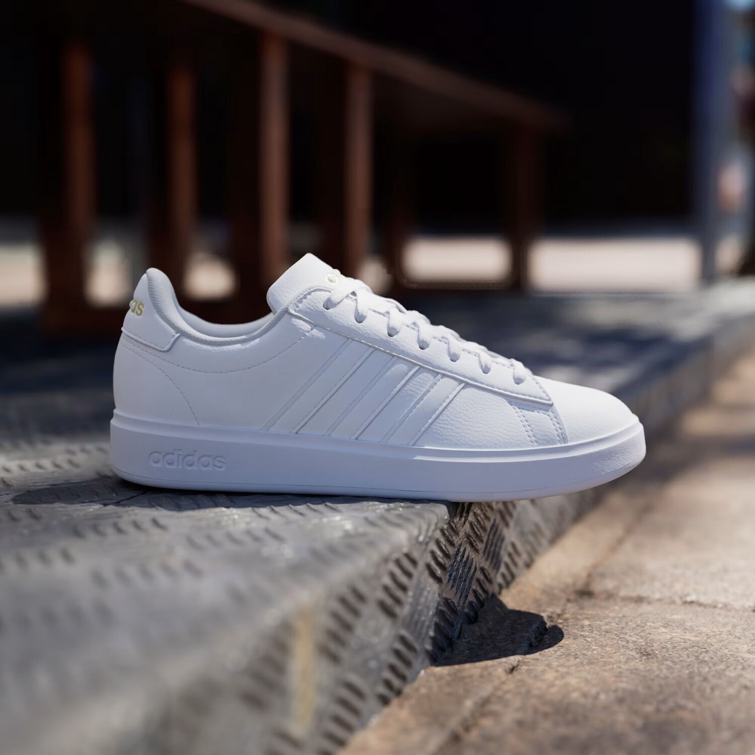Кроссовки Гранд Корт 2.0 Adidas, цвет Cloud White/Cloud White/Gold Metallic — фото 3