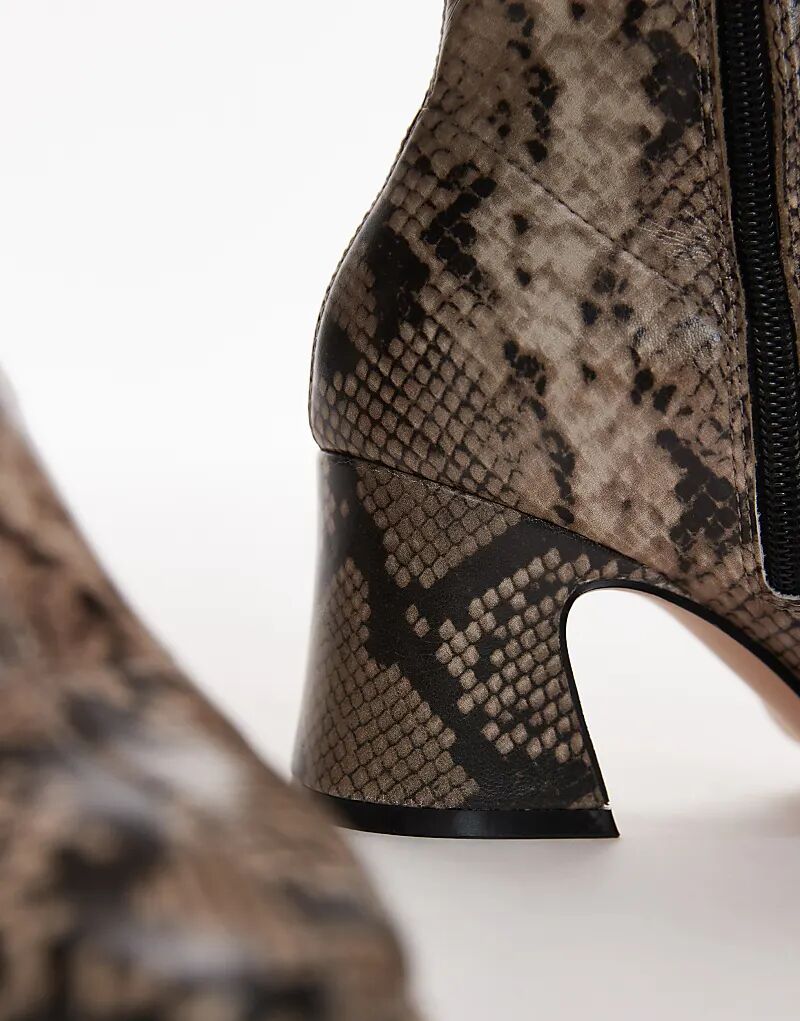 Ботильоны Schuh Brenna на каблуке средней длины со змеиным принтом — фото 2