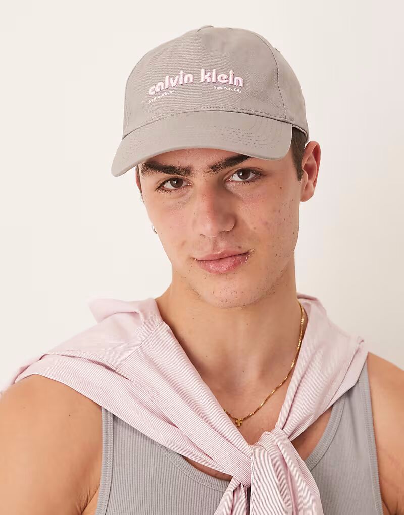 

Кепка с графическим принтом Calvin Klein Jeans серого и розового цветов