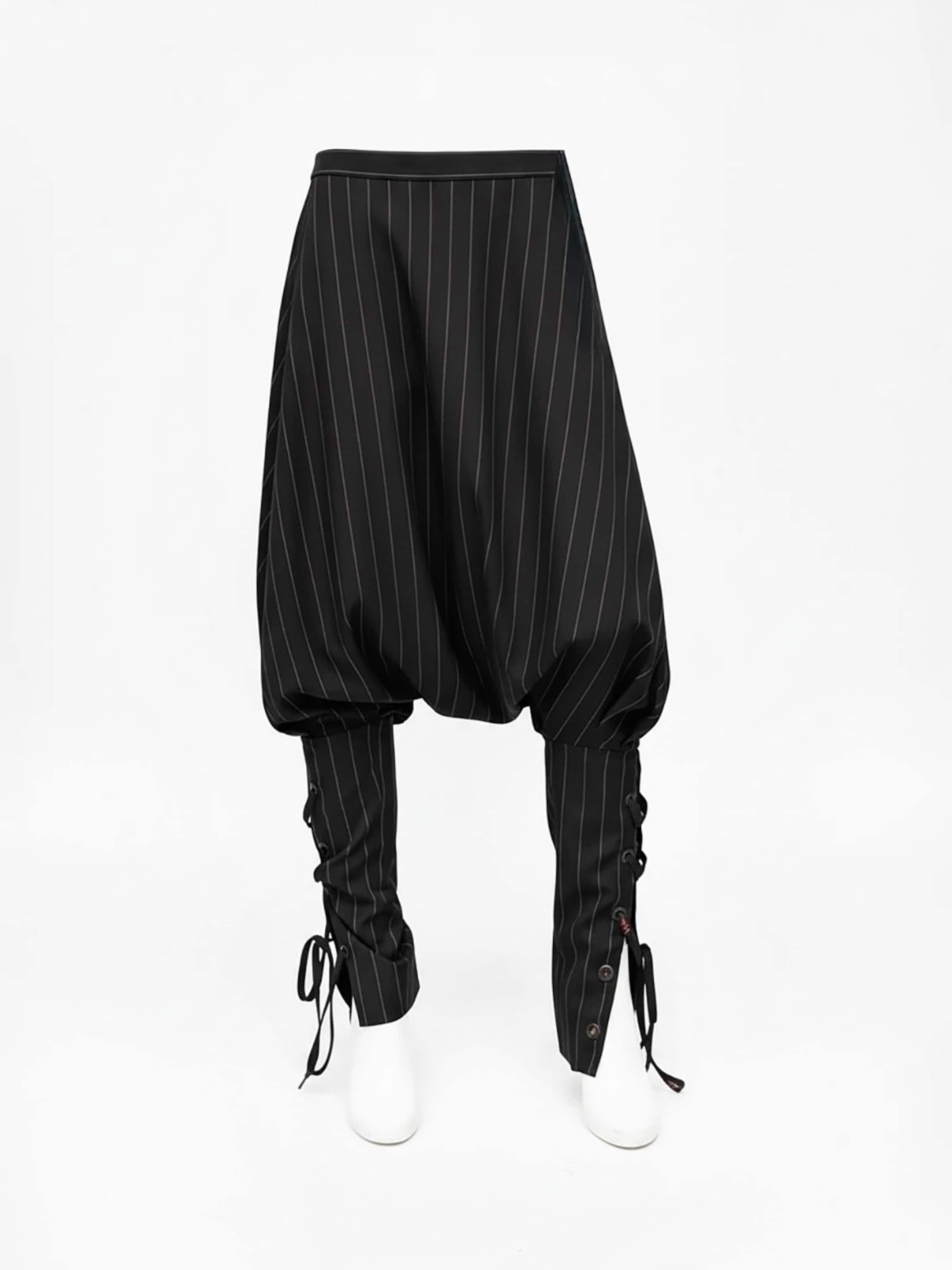 

IUnique Штаны Regular 'Pirate-Style Pants' в черном цвете