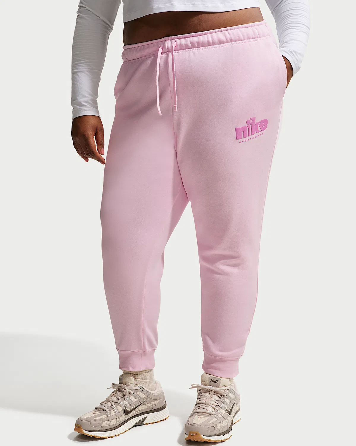Женские спортивные штаны Nike Sportswear Club Fleece с принтом, средней посадки (плюс сайз), Pink Foam/Light Magenta — фото 2