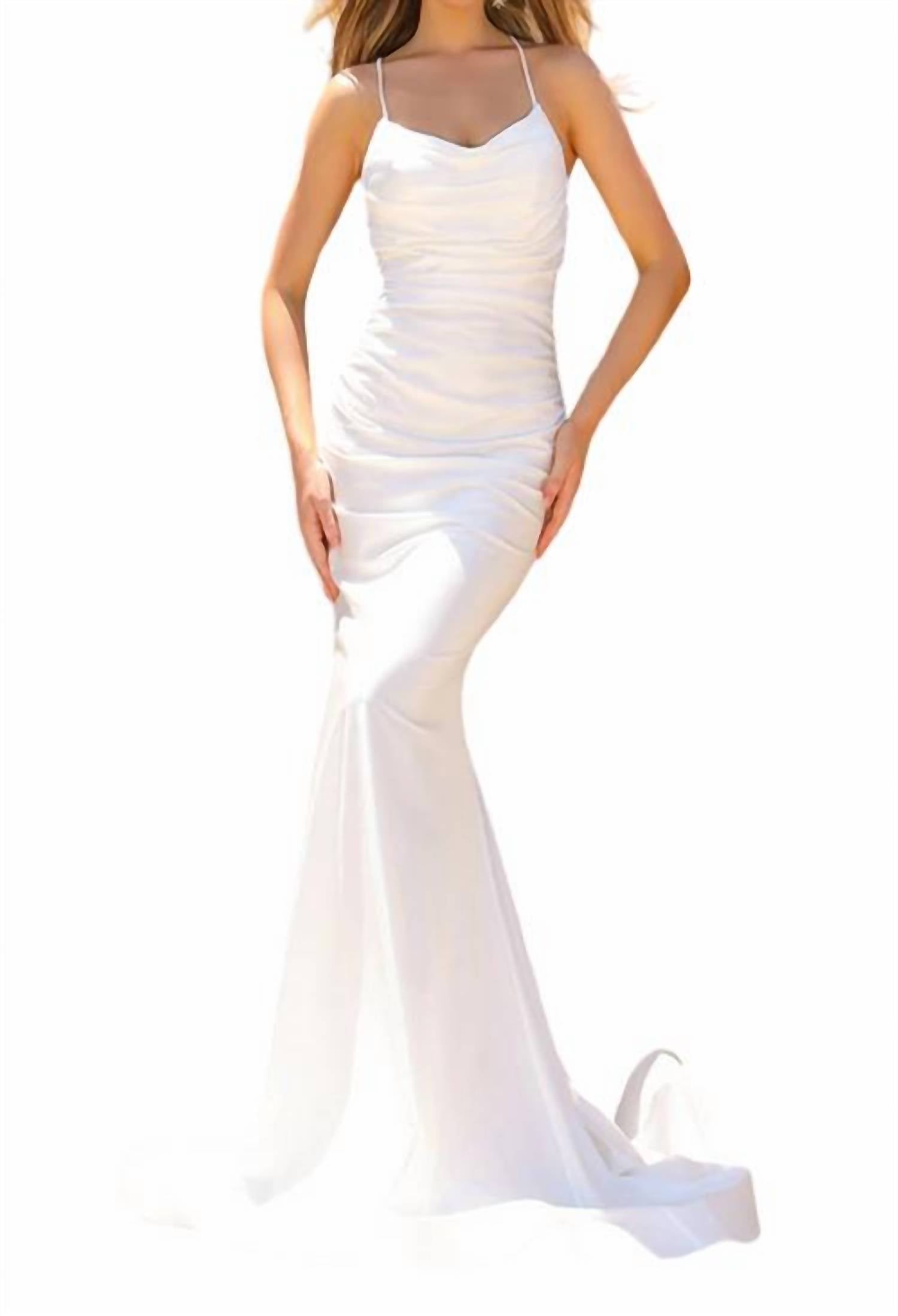

Длинное вечернее платье с воротником-хомутиком и шлейфом белого цвета Amelia Couture