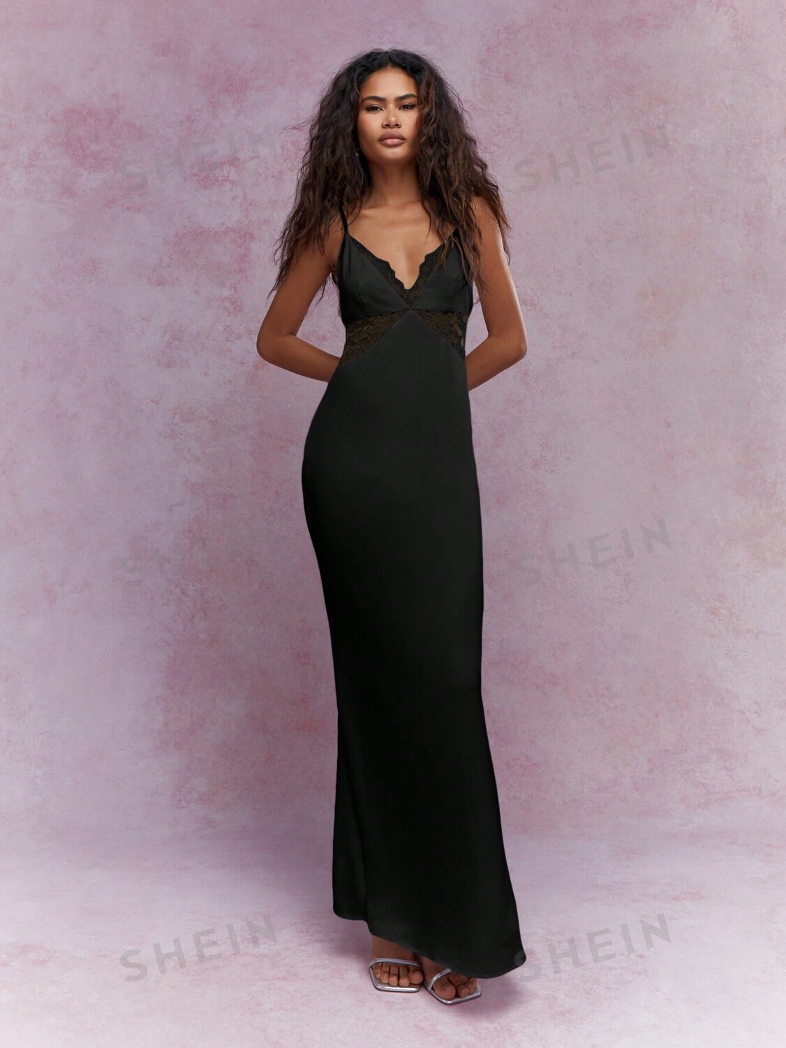 

Детали кружевного платья макси на бретельках с V-образным вырезом Missguided, черный