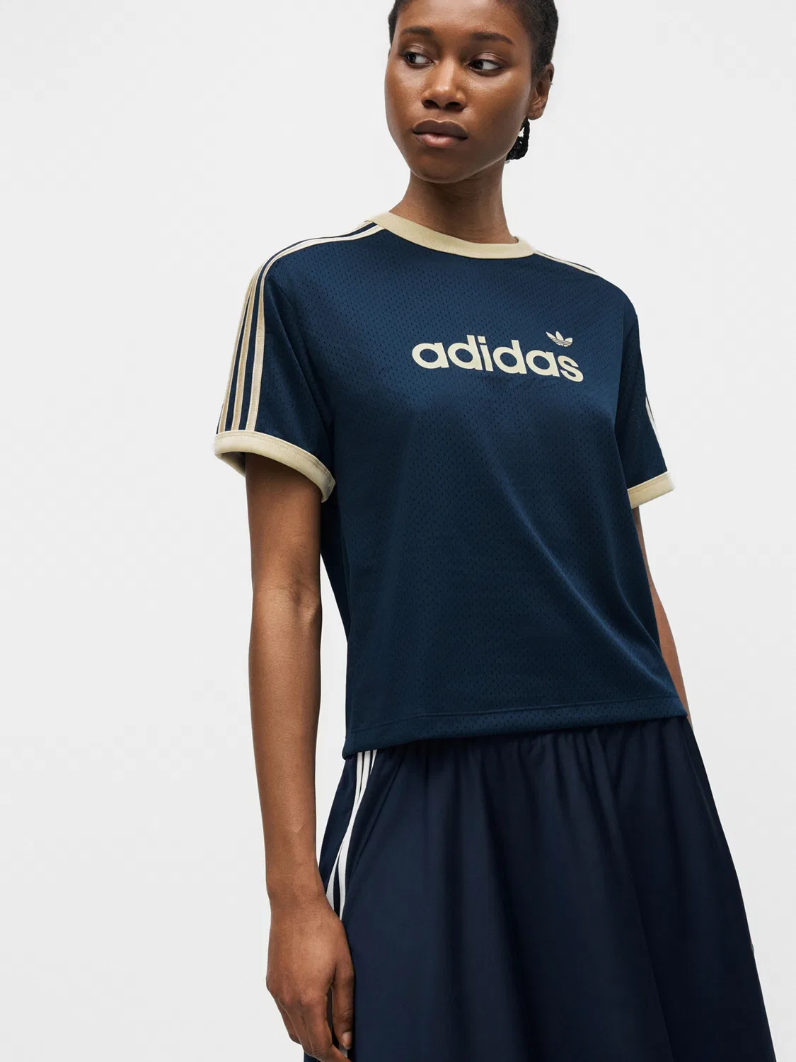 Футболка Adidas Originals Linear темно-синего цвета — фото 4