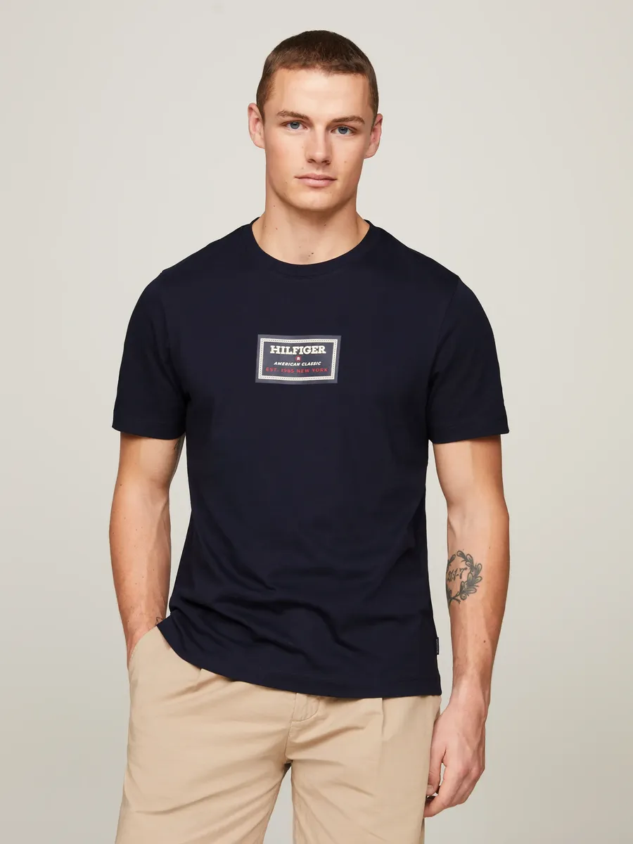

Футболка Tommy Hilfiger "LABEL HD PRINT TEE", цвет Desert Sky