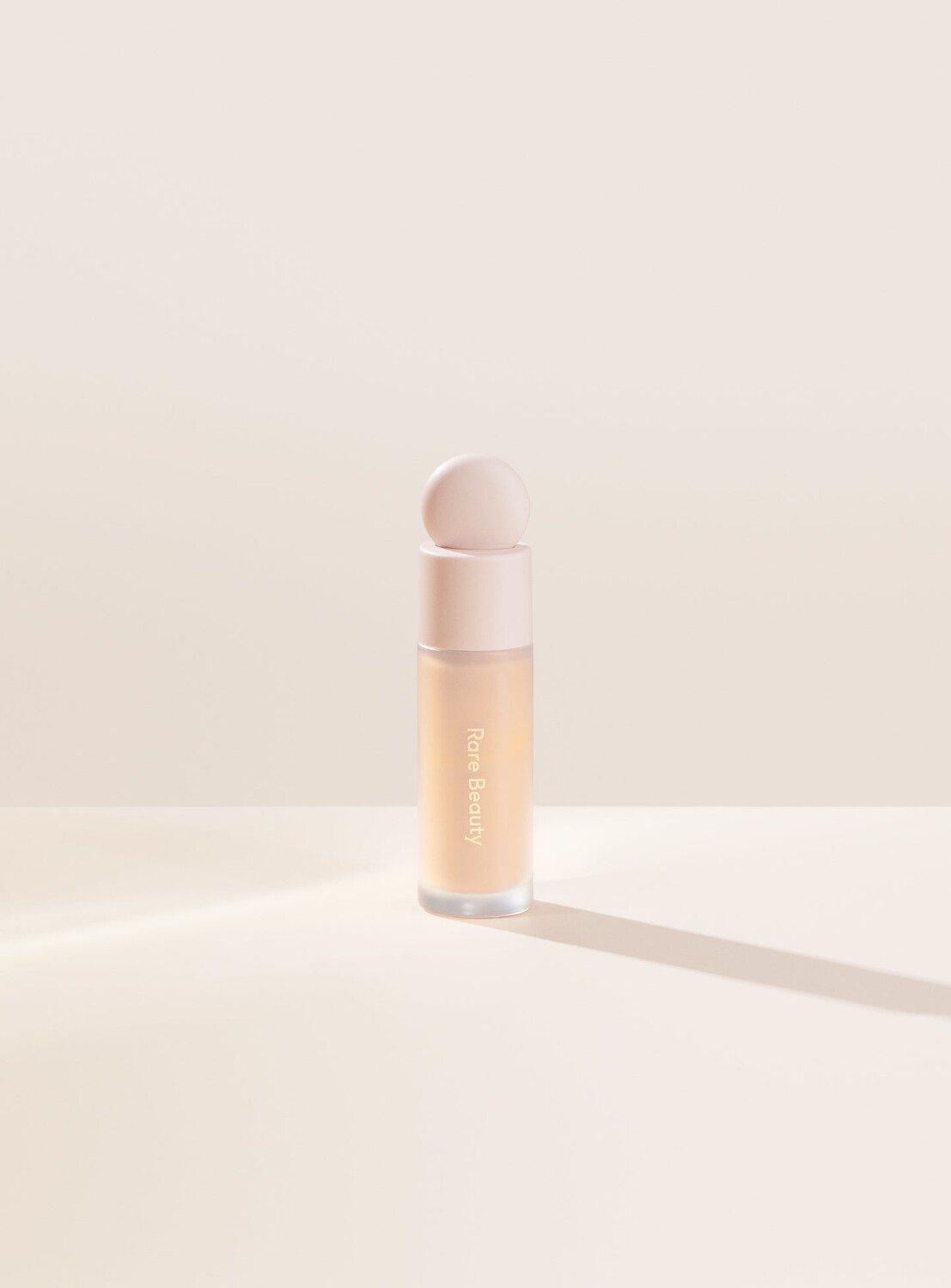 

Осветляющий консилер Liquid Touch Rare Beauty, цвет 120c/light with cool beige undertones