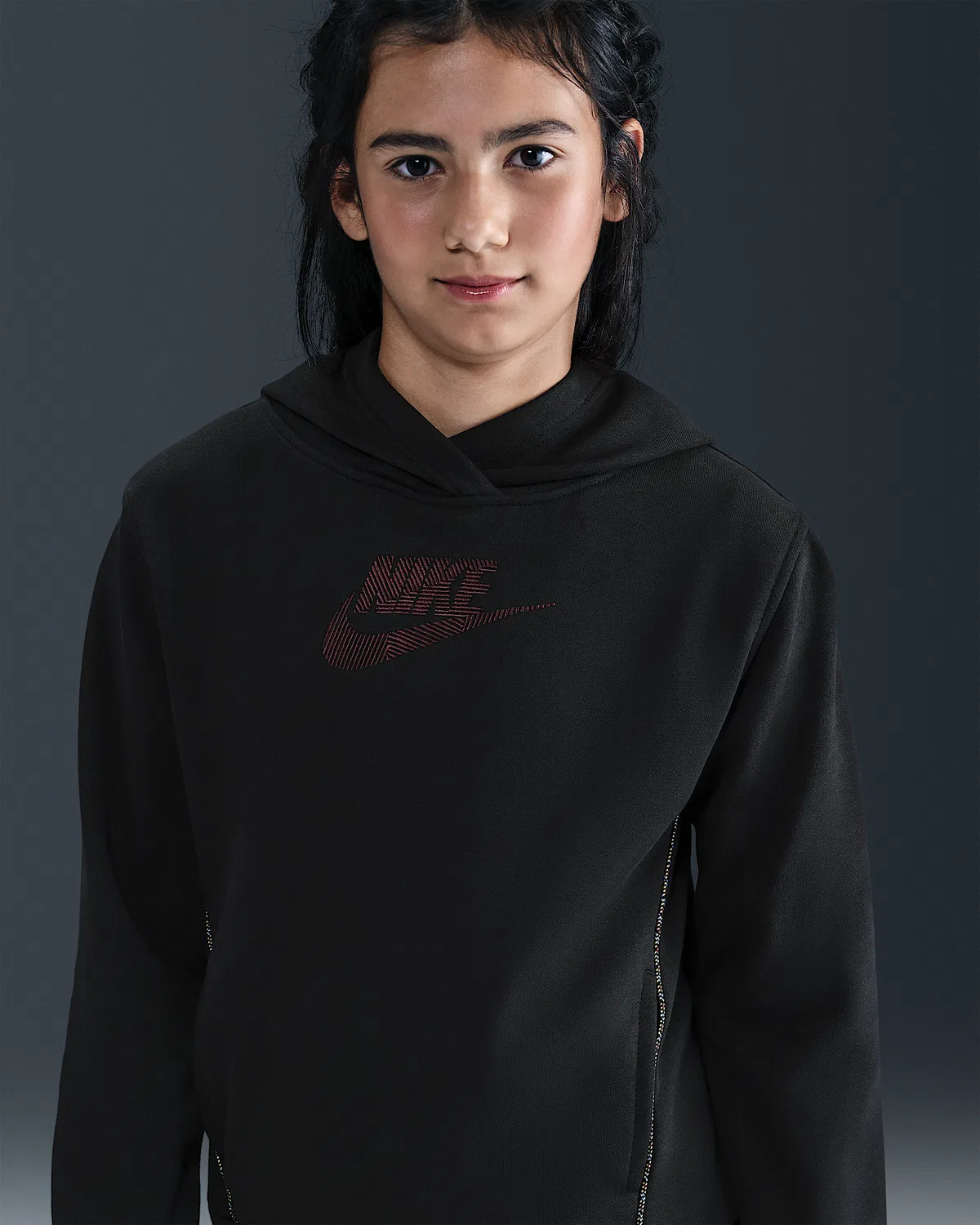 Детская толстовка Nike Sportswear Club из французского флиса, Black/Burgundy Crush — фото 2
