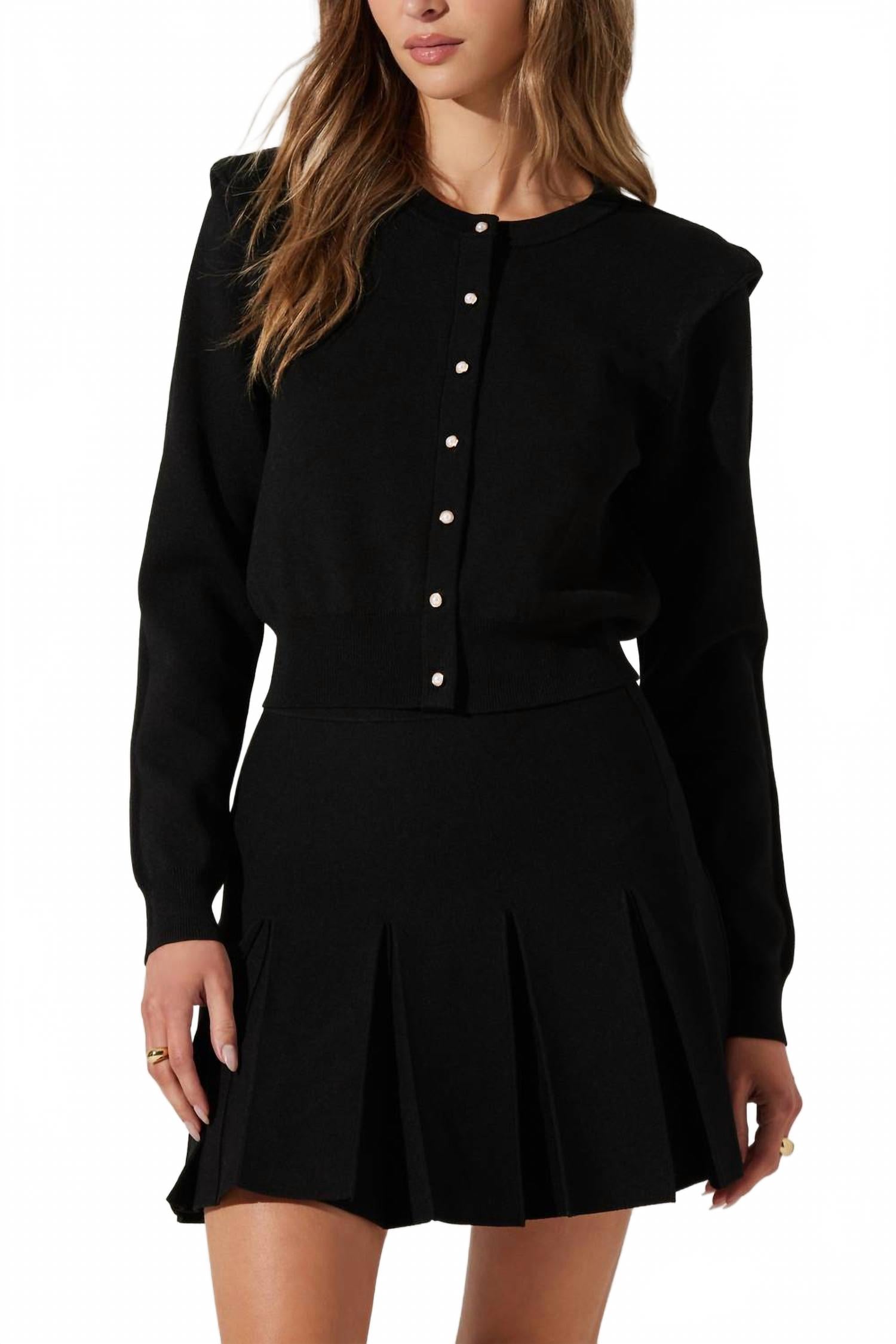 

Дениса Кардиган с фальшивыми жемчужными пуговицами в черном цвете ASTR