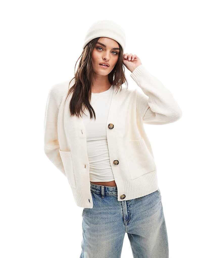 

Vero Moda = кардиган кремово-белого цвета с V-образным вырезом и планкой на пуговицах
