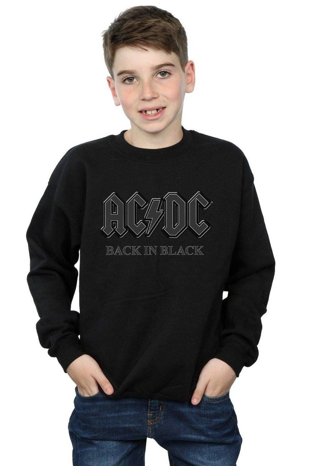 

снова в черной толстовке AC/DC, черный