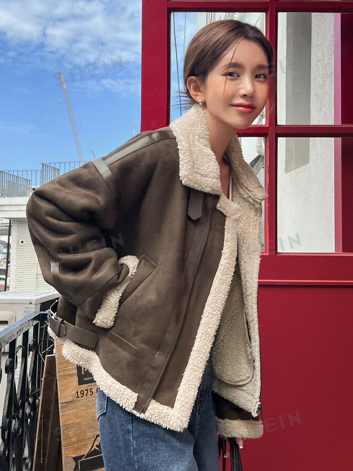 

Куртка Kpop, заниженная линия плеча, плюшевая подкладка, застежка-молния Dazy, кофейно-коричневый