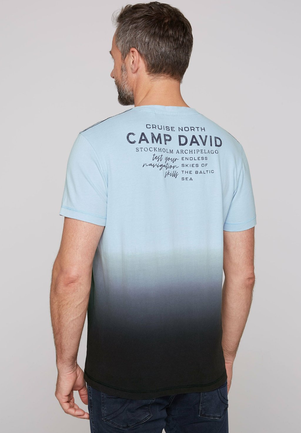 

Футболка с принтом DIP DYE MIT SENKRECHTEM LOGO ARTWORK Camp David, черный