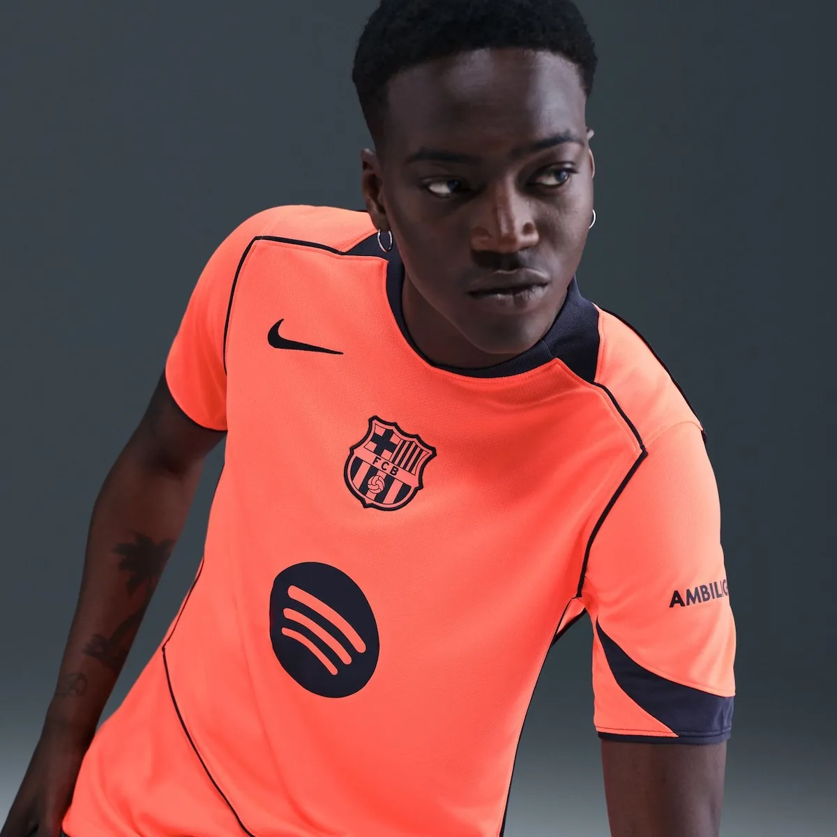 Мужская футболка третьей формы FC Barcelona 2025-2026, стадионная версия Nike, оранжево-желтый — фото 3