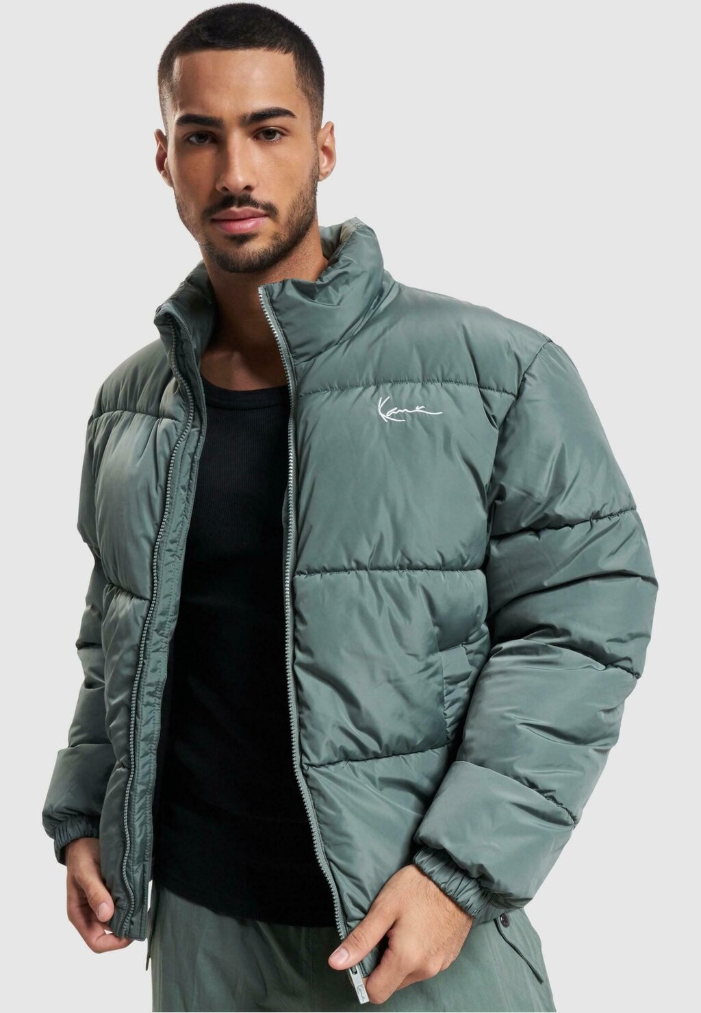 

Зимняя куртка CHEST SIGNATURE PUFFER Karl Kani, пыльно-зеленый