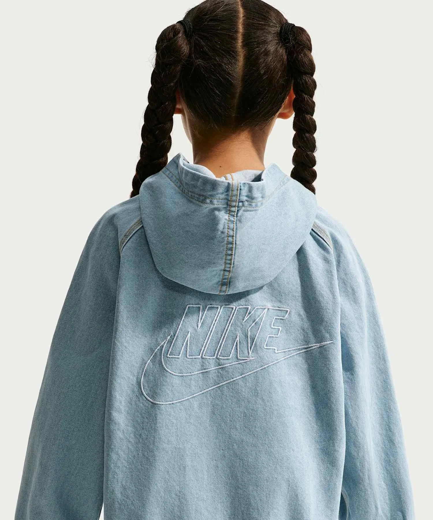 Детская джинсовая куртка Nike Sportswear Collection на молнии с капюшоном / Детская джинсовая куртка Nike Sportswear Collection на молнии с капюшоном IF2306-436, светло-голубой (светло-голубой) — фото 4