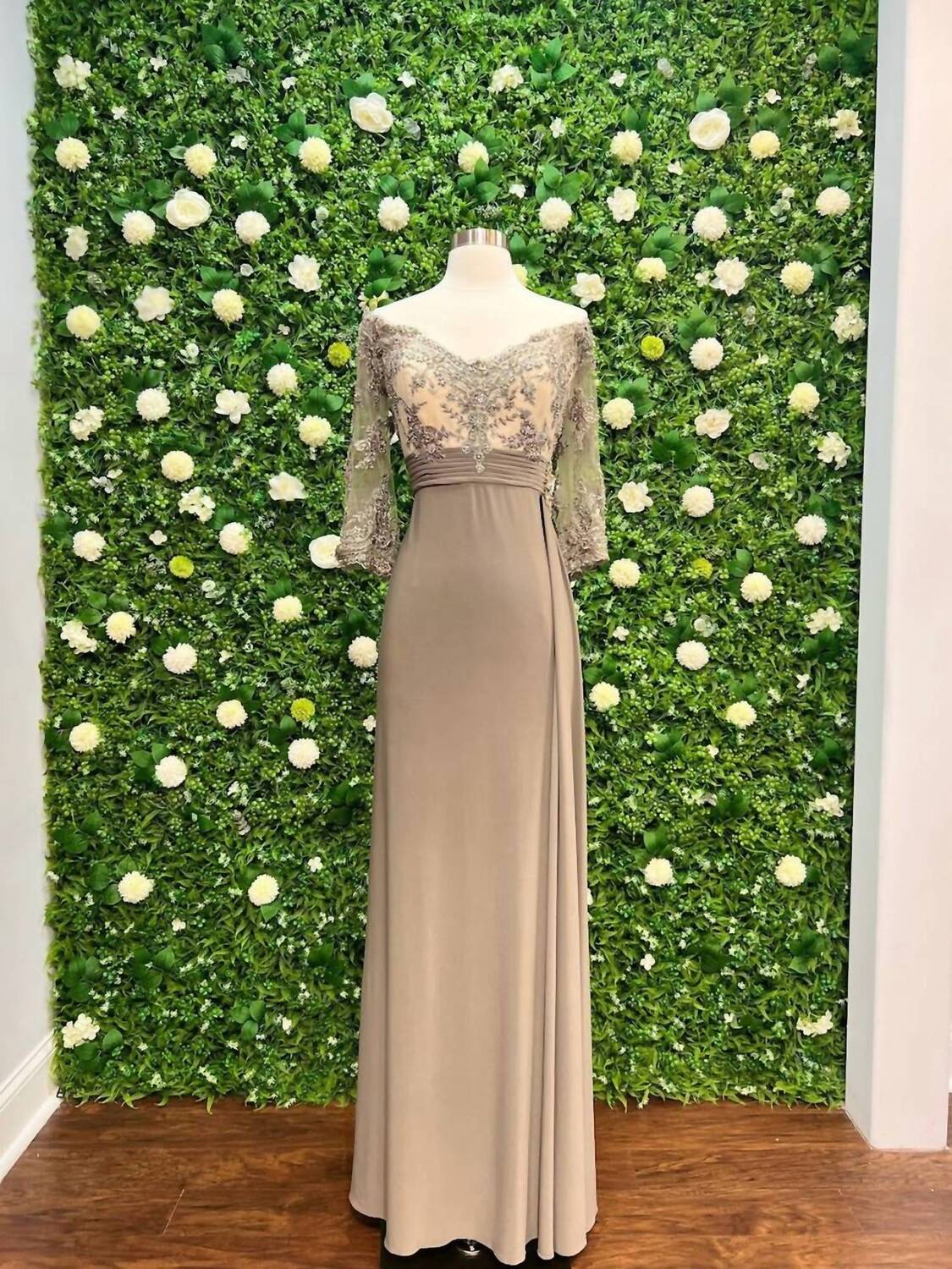 

Бусинистое платье для матери невесты с открытыми плечами в цвете таупе Terani Couture