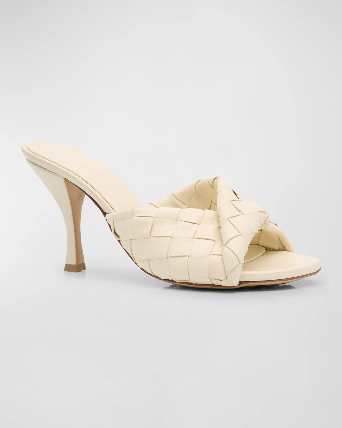 Плетеные сандалии-мюли Interciato Bottega Veneta, цвет Sea Salt — фото 3