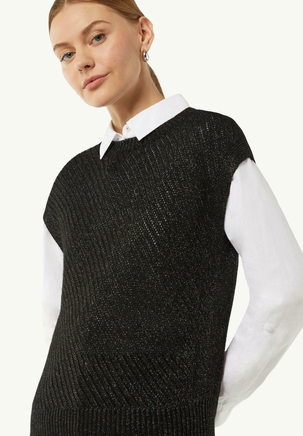 

Футболка с принтом MIT RIPPBLENDE UND GLITZERGARN comma casual identity, черный