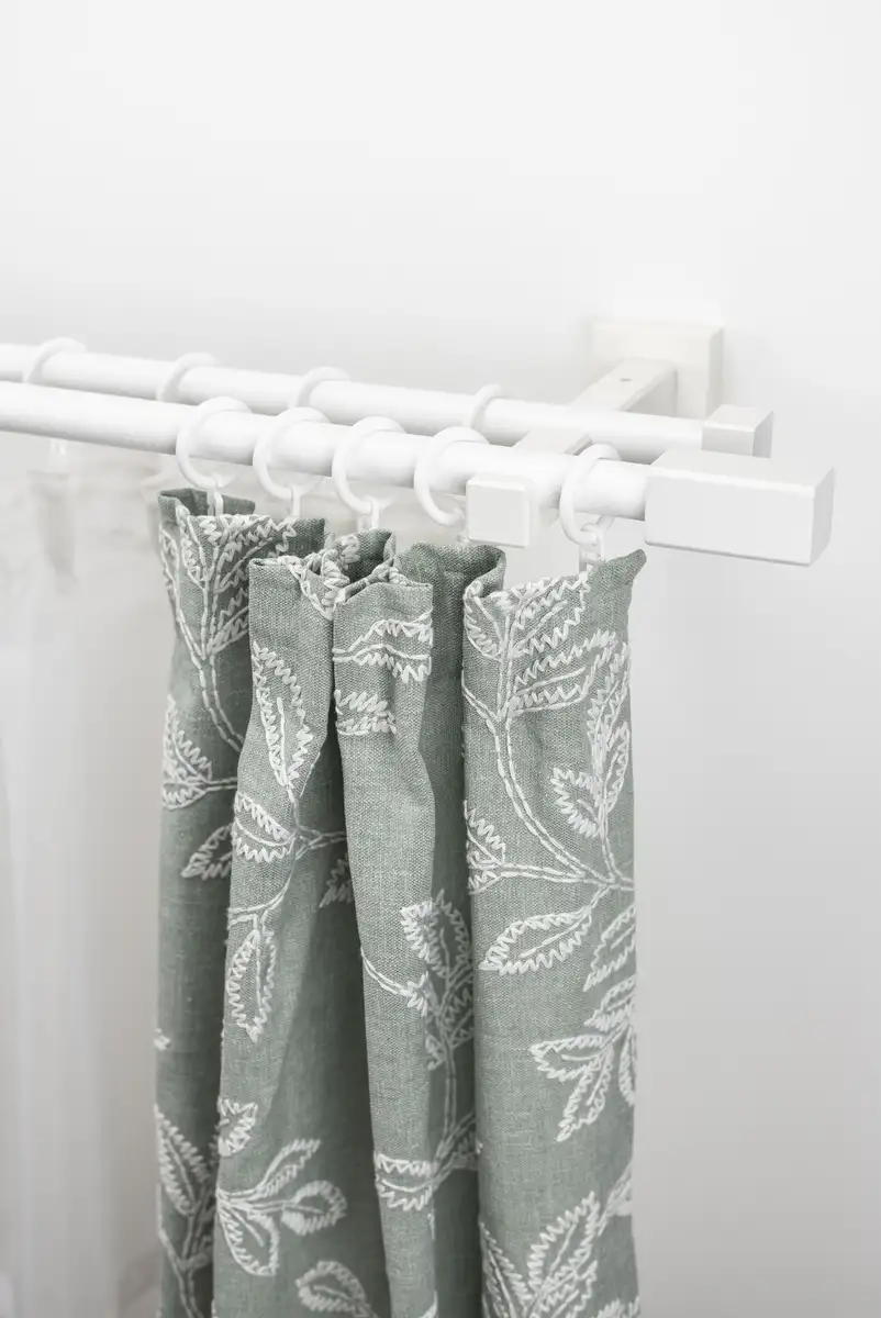 

Карниз для штор GARESA "CUBUS", 2 направляющие, желаемая длина, комплект для штор, выдвижной, кнопка с квадратным концом, с кольцами 420 см, белый