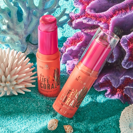 Осветляющая румяна essence LIFE in CORAL, 01 Glowin' Coraltastic, Baby! 7 g — фото 4
