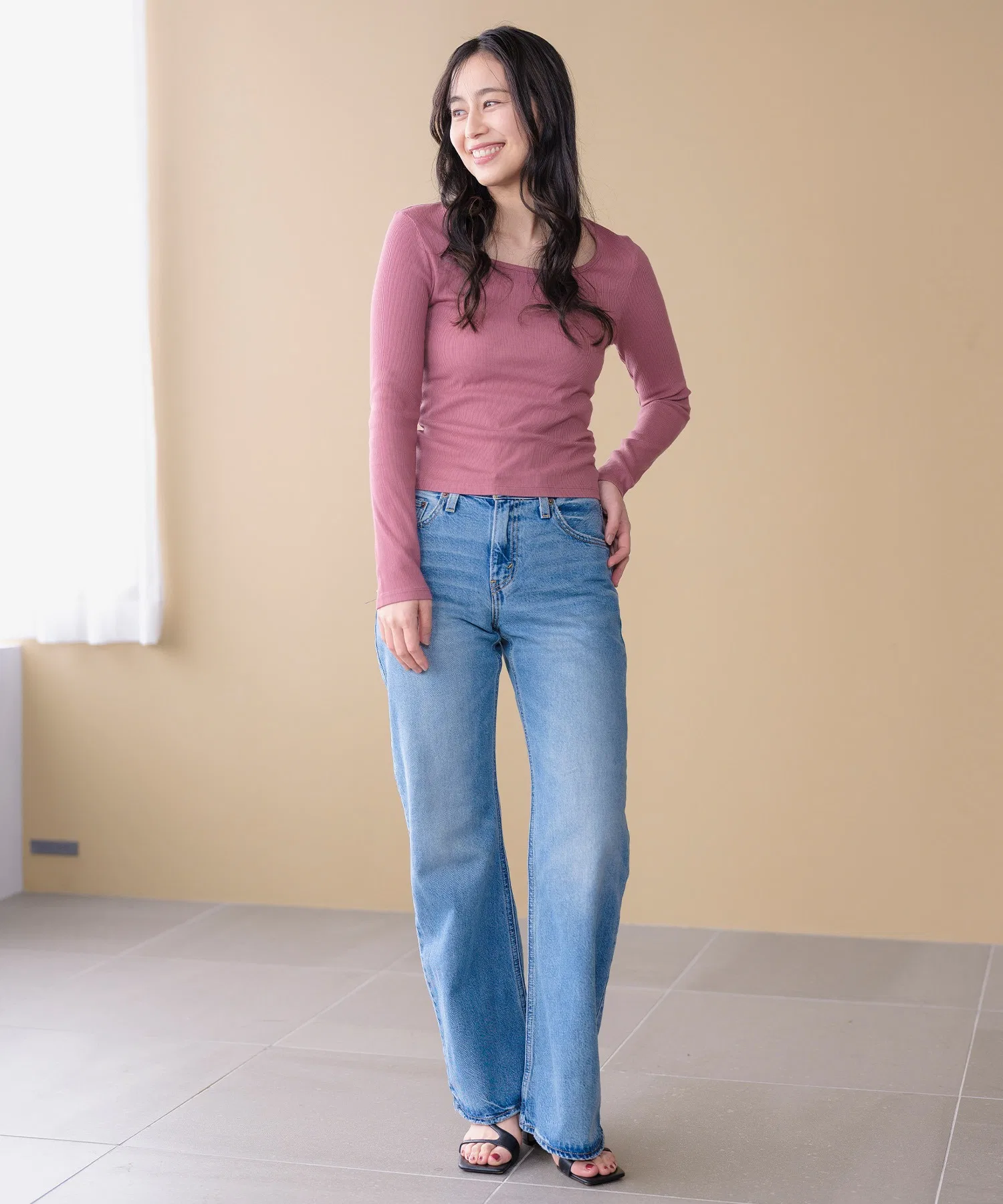 Женская футболка Levi's с квадратным вырезом и длинным рукавом фиолетового цвета — фото 3