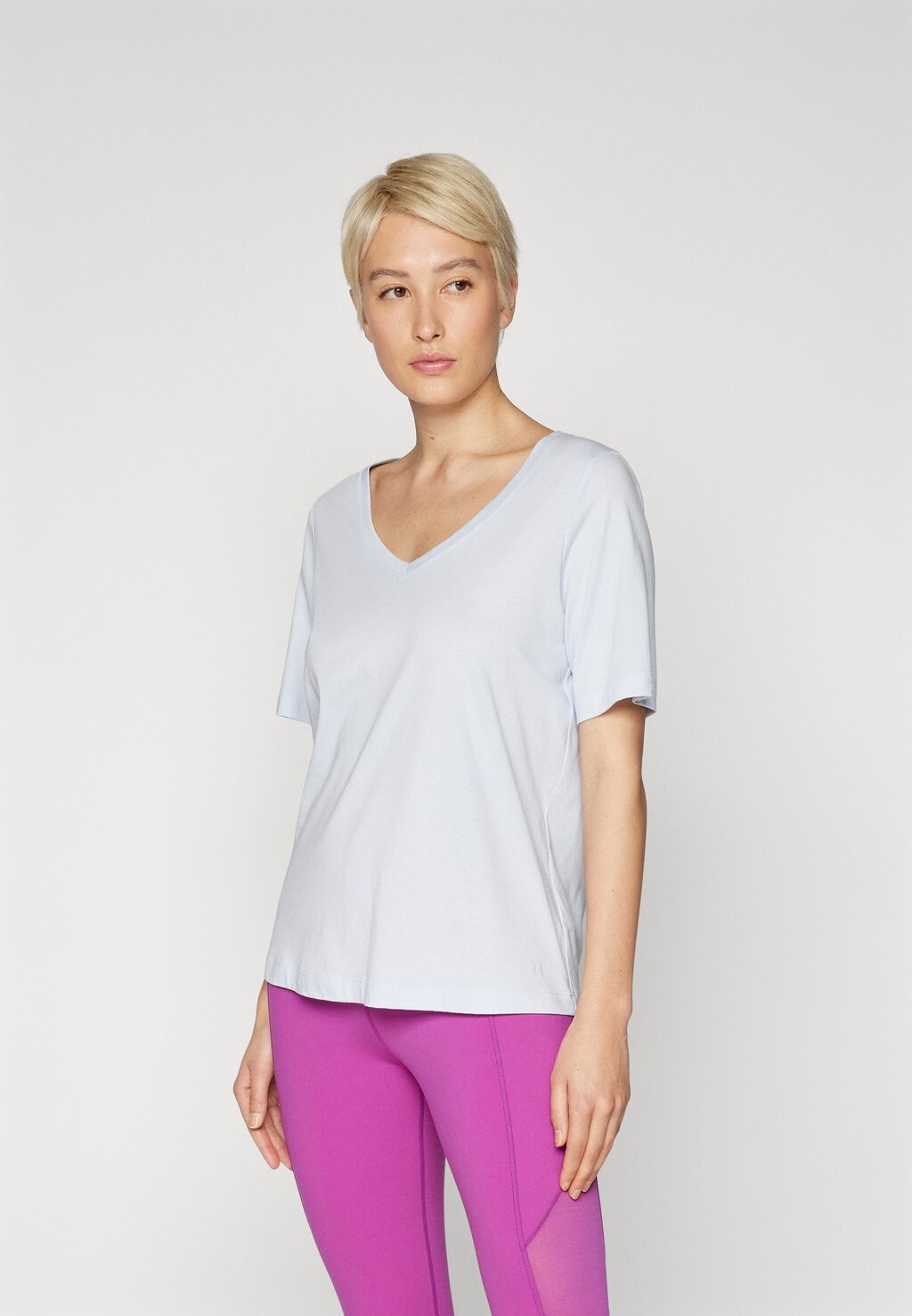 

Футболка базовая ESSENTIAL V-NECK Sweaty Betty, цвет salt blue