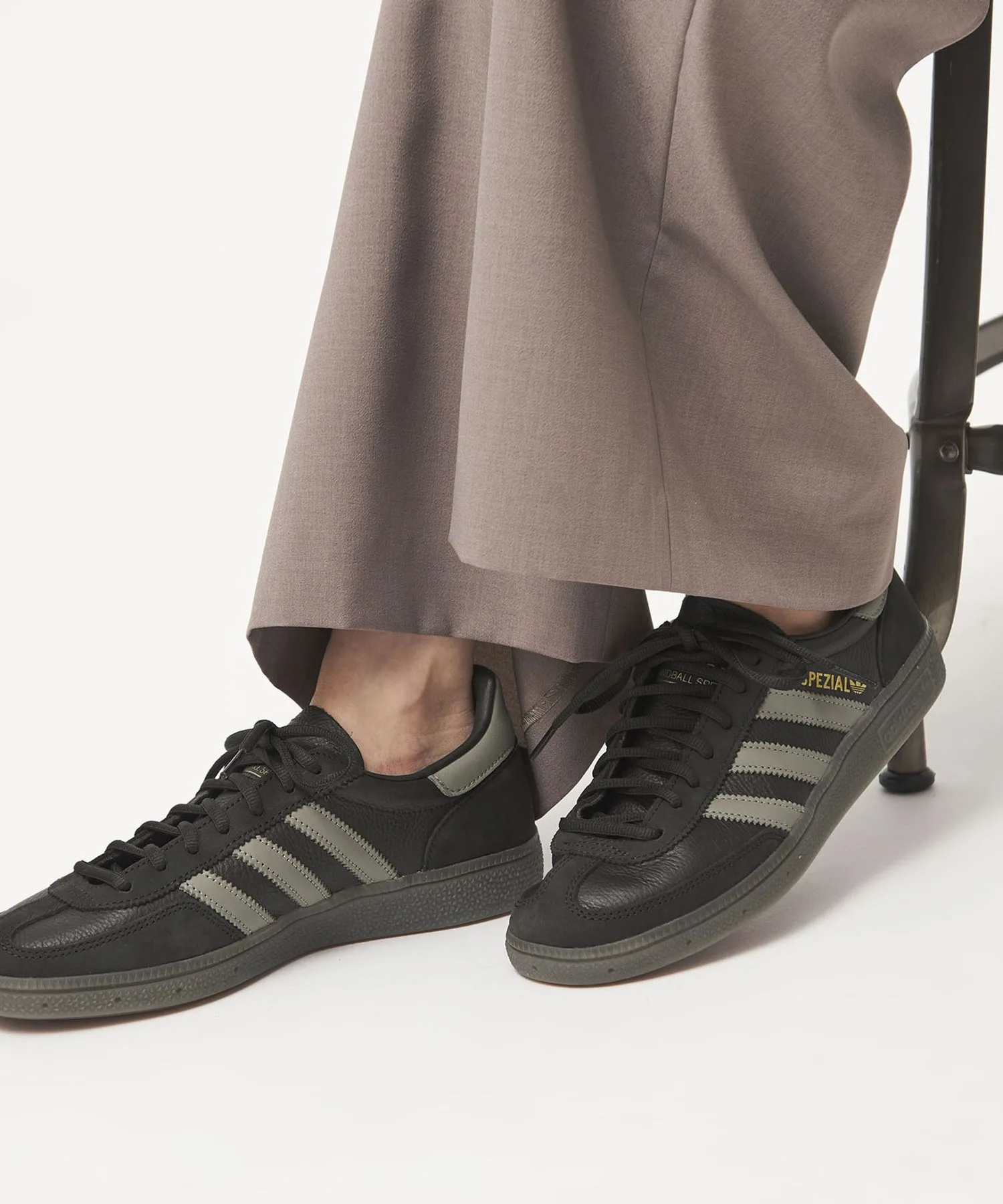 Мужские кроссовки из натуральной кожи adidas Originals HANDBALL SPEZIAL темно-коричневые