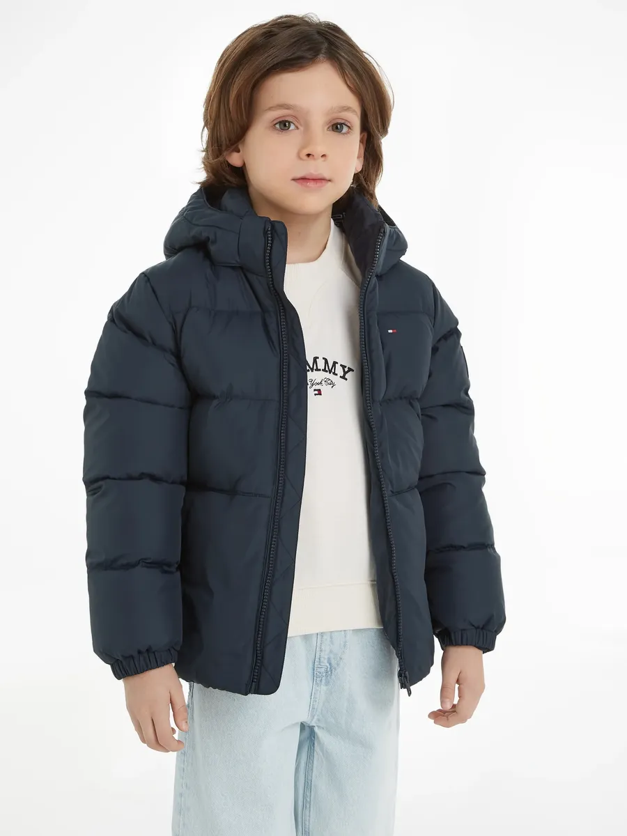 

Пуховик Tommy Hilfiger "ESSENTIAL DOWN JACKET", с капюшоном, с нашивкой-логотипом, цвет Desert Sky